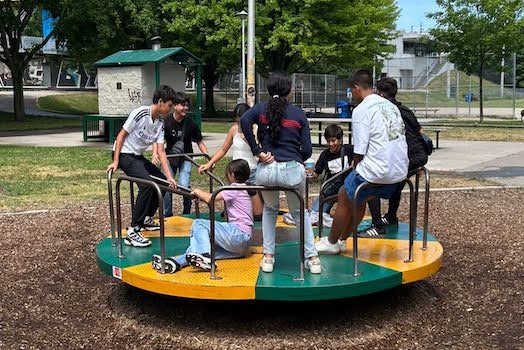 Empatía: Fomentamos una cultura de comprensión y apoyo, tanto entre los estudiantes como entre los docentes, promoviendo un ambiente de respeto y sensibilidad cultural.